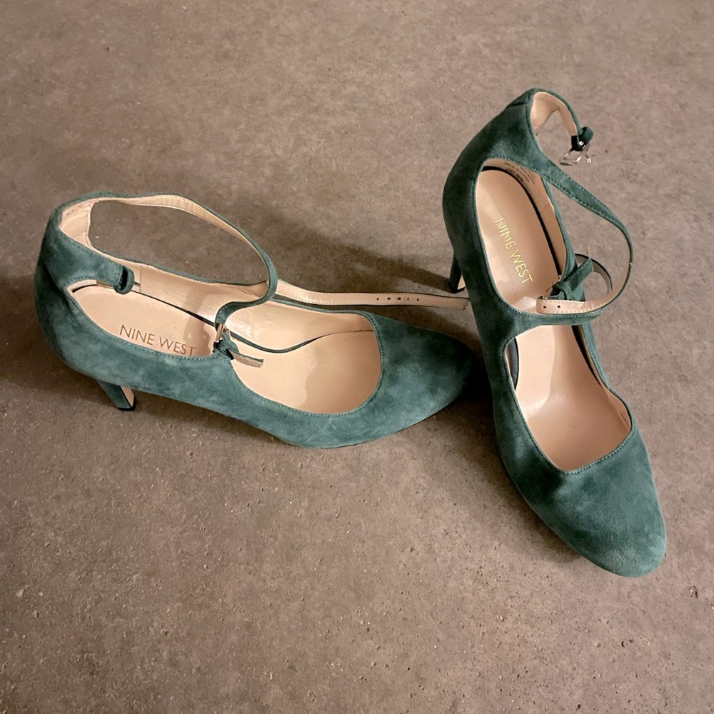 Nine West green suede heels 8 1/2